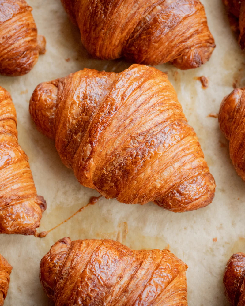 Croissants dorés sortant du four