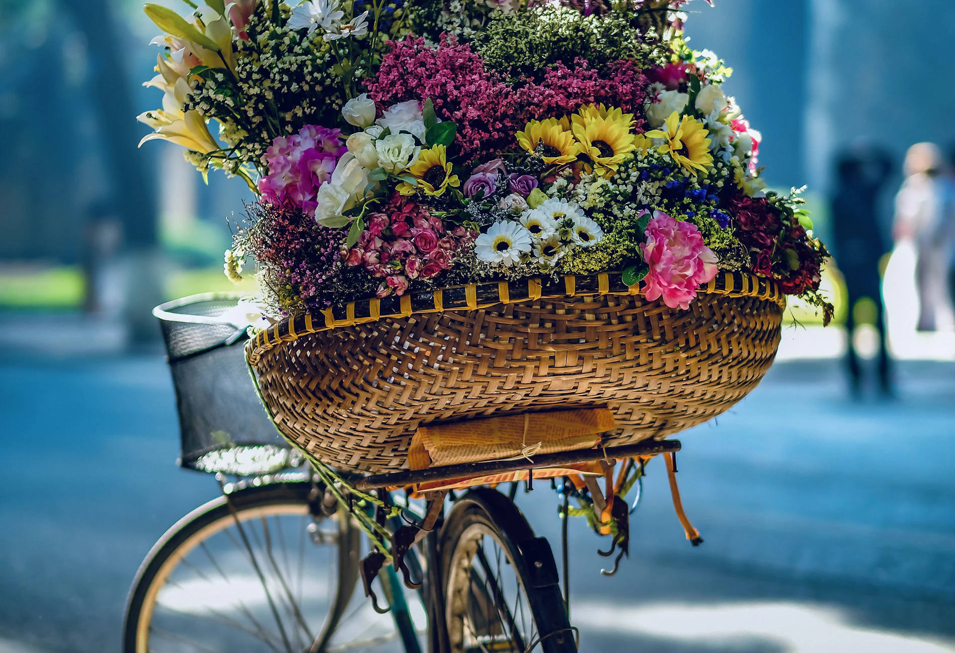 Panier de fleurs sur un vélo de livraison